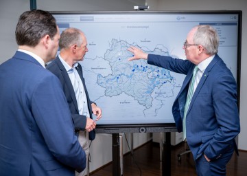 Bundesminister Norbert Totschnig, Martin Angelmaier, Leiter der Gruppe Wasser beim Amt der NÖ Landesregierung, und LH-Stellvertreter Stephan Pernkopf (v.l.n.r.) berichteten über die Waldbrandgefahr, den zukünftigen Trinkwasserbedarf und über die aktuellen Herausforderungen für die Landwirtschaft. 