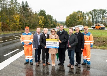 Im Bild von links nach rechts: Wilfried Altrichter (Straßenmeisterei Waidhofen/Thaya), Andreas Blauensteiner (Leiter-Stellvertreter Straßenmeisterei Waidhofen/Thaya), Robert Altschach (Bürgermeister Waidhofen/Thaya), Landeshauptfrau Johanna Mikl-Leitner, Josef Decker (NÖ Straßenbaudirektor), Christian Drucker (Bürgermeister Waidhofen/Thaya-Land), Gerald Bogg (Leiter der Straßenbauabteilung Waidhofen/Thaya), Manuel Koll (Straßenmeisterei Waidhofen/Thaya).