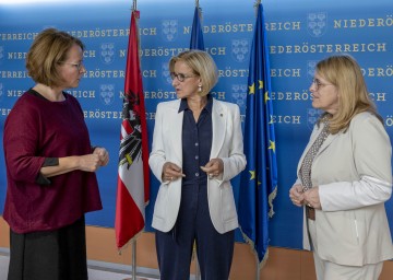 Landeshauptfrau Johanna Mikl-Leitner (m.), Landesrätin Christiane Teschl-Hofmeister (l.) und Landesrätin Ulrike Königsberger-Ludwig (r.): Land Niederösterreich erhöht Heizkostenzuschuss für Winter 2021/22 auf 150 Euro.