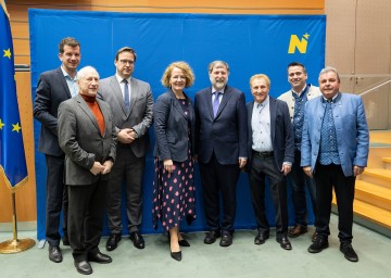 (v.l.n.r.): Kottingbrunns Bürgermeister Christian Macho, Nationalratsabgeordneter a.D. Günther Kössl, Peter Neurauter (Abteilung Wohnungsförderung), Wohnbau- und Senioren-Landesrätin Christiane Teschl-Hofmeister, Professor Franz Kolland, Bürgermeister a.D. Anton Bosch, Enzesfelds Bürgermeister Stefan Rabl und Bürgermeister a.D. Franz Schneider