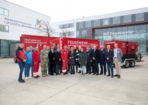 Landeshauptfrau Johanna Mikl-Leitner beim Gruppenfoto mit Vertretern der Einsatzorganisationen, Infrastrukturbetreibern, Fachabteilungen und landesnahen Einrichtungen.