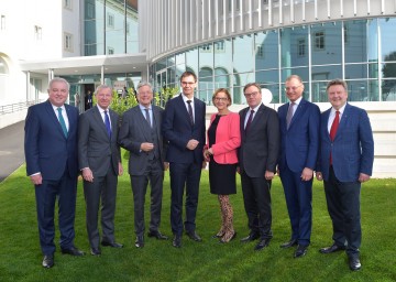 Von links nach rechts: Hermann Schützenhöfer (Steiermark), Wilfried Haslauer (Salzburg), Peter Kaiser (Kärnten), Markus Wallner (Vorarlberg), LH-Konferenz-Vorsitzende Johanna Mikl-Leitner (Niederösterreich), Günther Platter (Tirol), Thomas Stelzer (Oberösterreich) und Michael Ludwig (Wien)