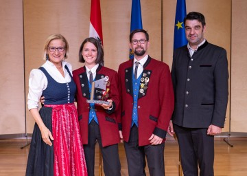 Ehrenpreis in Bronze für die Musikkapelle Obersdorf. Im Bild von links nach rechts: Landeshauptfrau Johanna Mikl-Leitner, Obfrau Elisabeth Kirchweger, Kapellmeister Richard Hödl und Bernhard Thain, Landesobmann des NÖ Blasmusikverbandes.