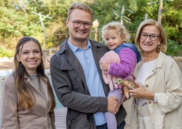 Michéle Fleischer (1001 Themenwelten – Betriebsleiterin der Fossilienwelt), die 100.000. Besucherfamilie Konstantin Karner mit Tochter Josefina und Landeshauptfrau Johanna Mikl-Leitner.