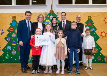 Bei der Eröffnung der neu sanierten Volksschule Lilienfeld (v.l.n.r.): Bürgermeister Manuel Aichberger, Landeshauptfrau Johanna Mikl-Leitner, Direktorin Claudia Auer, Bildungsdirektor Karl Fritthum und Abt Pius Maurer mit den Volksschulkindern Sophia, Juliana, Leonie, Felix und Leo.