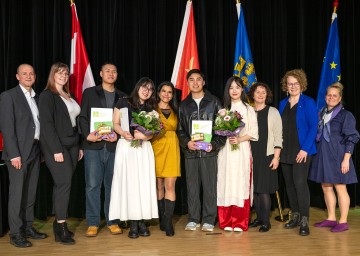 (v.l.n.r.) Thomas Schmallegger (Gesundheit Waldviertel GmbH), Lisa-Marie Jenny (Pflege- und Betreuungsmanagerin), Quoc Toan Nguyen (Pflegeassistent), Thi Linh Chi Tran (Pflegeassistentin), Mona Riegler (Pflegedirektorin), Khac Quang Nguyen (Pflegeassistent), Thi Huyen Trang Ha (Pflegeassistentin), Elisabeth Tannhäuser (Betriebsrätin), Landesrätin Christiane Teschl-Hofmeister und Eva Friessenbichler (NÖ Landesgesundheitsagentur).
