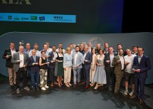 Gruppenfoto rund um Landeshauptfrau Johanna Mikl-Leitner mit den Landessiegern 2025. 