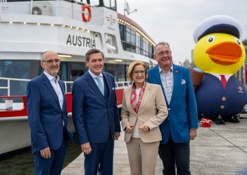 Landeshauptfrau Johanna Mikl-Leitner und Stadtrat Peter Hanke mit den beiden DDSG-Geschäftsführern Wolfang Fischer (l.) und Wolfgang Hanreich (r.).