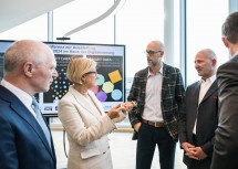 Die Vorbereitungen für die neue Ausstellung „SMART DATA + DU“ laufen auf Hochtouren, wie sich Landeshauptfrau Johanna Mikl-Leitner heute im „Haus der Digitalisierung“ überzeugte.