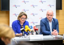 Landesrätin Susanne Rosenkranz und AKNÖ Präsident Markus Wieser bei der Pressekonferenz im „Arbeitnehmer:innenzentrum“ in St. Pölten.