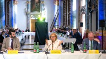 Landeshauptfrau Johanna Mikl-Leitner (m.), LH-Stellvertreter Stephan Pernkopf (r.) und LH-Stellvertreter Udo Landbauer (l.) bei der Regierungsklausur im Stift Altenburg.