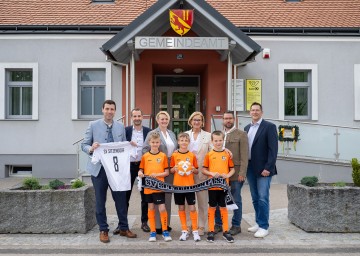 Bürgermeister Florian Hinteregger, Kassier Mathias Biribauer, Obfrau Johanna Dehne, Landeshauptfrau Johanna Mikl-Leitner, Ortsvorsteher Michael Windisch, Sportreferent Michael Lamatsch und die Kinder des SV Sitzendorf Maximilian, Ferdinand und Christoph (v.l.n.r.).