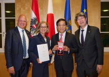 Von links nach rechts: Der Ko-Vorsitzende Wolfgang Mazal, Landeshauptfrau Johanna Mikl-Leitner, Ehrenzeichen-Träger und Yamaha-Topmanager Seiichi Yamaguchi, Botschafter Kiminori Iwama.