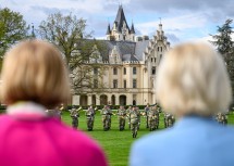 Landeshauptfrau Johanna Mikl-Leitner und Bundesministerin Klaudia Tanner bei der musikalischen Darbietung der NÖ Militärmusik auf der Schlosswiese Grafenegg.