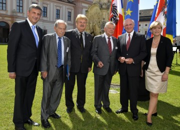 Vizekanzler und Außenminister Dr. Michael Spindelegger, Prof. Paul Lendvai, Elmar Brok, der Präsident des Kongresses der Gemeinden und Regionen Europas, Dr. Hugo Portisch, Landeshauptmann Dr. Erwin Pröll und Landesrätin Mag. Barbara Schwarz (v.l.n.r.) am ersten Tag des Europa-Forums Wachau im Stift Göttweig