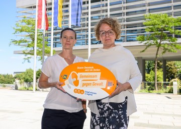 (v.l.n.r.) Elisabeth Cinatl, Vorsitzende des Netzwerks österreichischer Frauen- und Mädchenberatungsstellen, und Frauen-Landesrätin Christiane Teschl-Hofmeister.