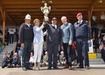 Einen Sonderpreis gab es für die veranstaltende Feuerwehr aus Gastern. Im Bild von links nach rechts: Landesfeuerwehrkommandant Dietmar Fahrafellner, Landeshauptfrau Johanna Mikl-Leitner, der Kommandant der FF Gastern Gerhard Deutschmann, LH-Stellvertreter Stephan Pernkopf und Landesfeuerwehrkommandant-Stellvertreter sowie Vizepräsident des Österreichischen Bundesfeuerwehrverbandes Armin Blutsch.