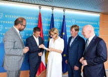 (v.l.n.r.) Prokurist Bernhard Ebner, Markus Zeilinger, Landeshauptfrau Johanna Mikl-Leitner, Rainer Gotsbacher, und Helmut Miernicki.