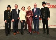 (v.l.) Kim Sirlinger, WKNÖ-Präsident Wolfgang Ecker, Staatssekretärin Susanne Kraus-Winkler, Verteidigungsministerin Klaudia Tanner, LH-Stellvertreter Stephan Pernkopf und Rauchfangkehrer-Landesinnungsmeister Matthias Vetiska.