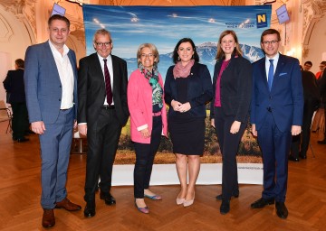 Von links nach rechts: Alexander Petschnig, Karlheinz Rüdisser, Petra Bohuslav, Elisabeth Köstinger, Barbara Eibinger-Miedl und Markus Achleitner
<br />
 
<br />
 