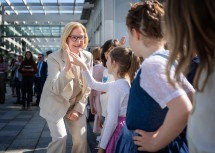Landeshauptfrau Johanna Mikl-Leitner mit Kindern aus St. Margarethen.
