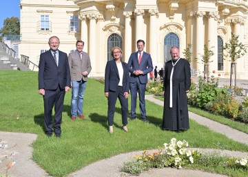 Eröffnung des Jungherrengartens im Stift Klosterneuburg: Stanislav Kocutar (Stadtwinzer aus Maribor), Abgeordneter Christoph Kaufmann, Landeshauptfrau Johanna Mikl-Leitner, Bürgermeister Stefan Schmuckenschlager und Kapitelsekretär Anton Höslinger (v.l.n.r.).