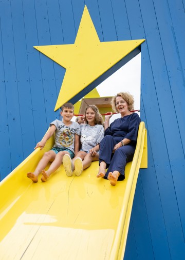 Familien-Landesrätin Christiane Teschl-Hofmeister mit Paul und Amelie.