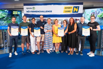 (v.l.n.r.) Florian Grasl, Martin Zlabinger, Stefanie Markut, Sebastian Drach, LR Susanne Rosenkranz, Beatrix Prinz, Viktoria Mester, Regina Wiesinger, Zoltan Hajduk, Elke Reindl