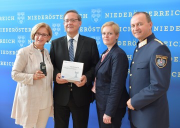 Übergabe des Digitalfunkgeräts an Günther Ofner, Vorstandsdirektor der Flughafen Wien AG (2.v.l.) durch Landeshauptfrau Johanna Mikl-Leitner, die Generaldirektorin für die öffentliche Sicherheit Michaela Kardeis und Landespolizeidirektor Konrad Kogler (v.l.n.r.)