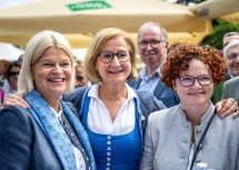 Verteidigungsministerin Klaudia Tanner (v.l.n.r.), Landeshauptfrau Johanna Mikl-Leitner und Staatssekretärin Elisabeth Zehetner auf der „waldviertelpur“.