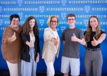 (v.l.n.r.) Verena Krammer, Leiterin Abteilung Personalmanagement, Praktikantin Lena Kuhn, Landeshauptfrau Johanna Mikl-Leitner und die Praktikanten Paul Kranzer und Leonie Plachy.