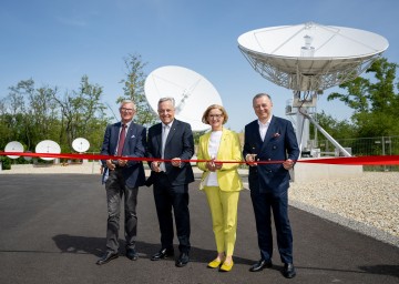 Eviden eröffnet innovatives Technologiezentrum für Satelliten-Monitoring: Bürgermeister Karl Demmer, Bernard Payer, Global-Head der Eviden Mission Critical Systems, Landeshauptfrau Johanna Mikl-Leitner und  Markus Schaffhauser, Eviden Österreich CEO. (v.l.n.r.)