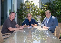 Landeshauptfrau Johanna Mikl-Leitner mit (li.) Bürgermeister Werner Krammer und (re.) LAbg. Mario Wührer.
