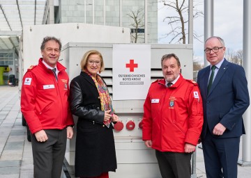 (v.l.) Wolfgang Frühwirt, Landesrettungskommandant und Mitglied der Landesgeschäftsführung, Landeshauptfrau Johanna Mikl-Leitner, Hans Ebner, Präsident des NÖ Roten Kreuzes, und LH-Stellvertreter Stephan Pernkopf.