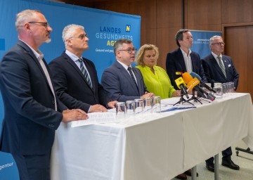 Pressekonferenz zum Projekt „HerzMobil NÖ“ (v.l.) Robert Leitner, Vorsitzender der Österreichischen Gesundheitskasse, Landesrat NÖGUS-Vorsitzender Martin Antauer, Landesrat Ludwig Schleritzko, LGA-Vorständin Elisabeth Bräutigam, NÖGUS-Geschäftsführer Volker Knestel und NÖ Ärztekammer-Präsident Harald Schlögel.