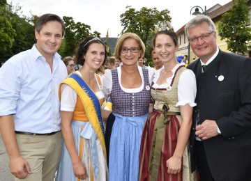 Eröffnung des Pfaffstättner Großheurigen: Weinbaupräsident Johannes Schmuckenschlager, die Pfaffstättner Weinkönigin Katharina Strebinger, Landeshauptfrau Johanna Mikl-Leitner, die NÖ Weinkönigin Julia Herzog und Bürgermeister und Landtagsabgeordneter Christoph Kainz (v.l.n.r.)