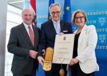Landesamtsdirektor Werner Trock mit Landeshauptmann a. D. Erwin Pröll und Landeshauptfrau Johanna Mikl-Leitner.