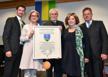 Beim Festakt in Raasdorf: Landtagsabgeordneter Rene Lobner, Landeshauptfrau Johanna Mikl-Leitner, Bürgermeister Walter Krutis, LH-Stellvertreterin Karin Renner und Bezirkshauptmann Martin Steinhauser (von links nach rechts).