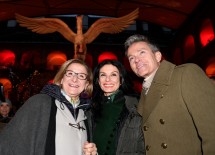 Ein Pegasus mit einer Flügelspannweite von zehn Metern schwebt im überdachten Renaissancehof. Im Bild von links nach rechts: Landeshauptfrau Johanna Mikl-Leitner, Geschäftsführerin Sonja Klima und Alfons Haider