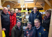 Beim Hütten-Rundgang der 20. Ausgabe von "Weihnachten im Park" in St. Pölten: Landeshauptfrau Johanna Mikl-Leitner (3.v.li. stehend), Landesfeuerwehrkommandant Dietmar Fahrafellner (2.v.re. stehend) und Landtagsabgeordneter Florian Krumböck (1.v.li. vorne).