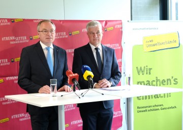 LH-Stellvertreter Stephan Pernkopf und LAbg. Bgm. Anton Kasser, Präsident des Vereins „die NÖ Umweltverbände“, beim Start der „#TRENNSETTER“ Kampagne im Frühjahr 2018 (v.l.n.r.)