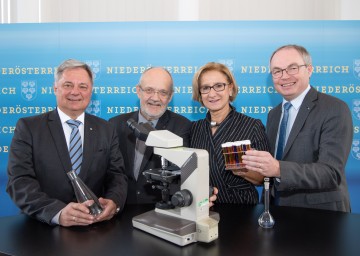 Präsentierten weitere Schritte zur Stärkung der medizinischen Ausbildung und Forschung in Niederösterreich: Landeshauptfrau Johanna Mikl-Leitner mit LH-Stellvertreter Stephan Pernkopf (1. v. r.), dem Rektor der Karl Landsteiner-Privatuniversität Rudolf Mallinger (2. v. l.) und dem medizinischen Geschäftsführer der NÖ Landeskliniken-Holding Markus Klamminger (1. v. l.).