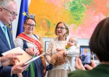 Landeshauptfrau Johanna Mikl-Leitner und LH-Stellvertreter Stephan Pernkopf überreich das niederösterreichische Landeswappen offiziell an den NÖ Teichwirteverband.