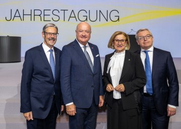 Raiffeisen NÖ-Wien Präsident Erwin Hameseder, Bundeskanzler Christian Stocker, Landeshauptfrau Johanna Mikl-Leitner und Raiffeisen NÖ-Wien Generaldirektor Michael Höllerer (v.l.n.r.)bei der Jahrestagung von Raiffeisen NÖ-Wien.
