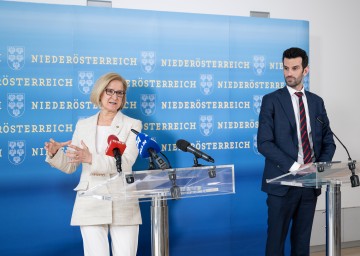 Landeshauptfrau Johanna Mikl-Leitner und LH-Stellvertreter Udo Landbauer informieren über die Gender-Regeln, die ab 1. August in der NÖ Landesverwaltung gelten.