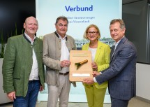 Verbund-COO Achim Kaspar, Geschäftsführer Karl Heinz Gruber, Landeshauptfrau Johanna Mikl-Leitner und Geschäftsführer Michael Amerer mit dem Sektflaschenhals von der Schiffstaufe.