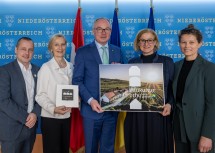 (v.l.n.r.) Johannes Wischenbart (Dorf- u. Stadterneuerung), Christine Pennerstorfer (Leiterin Abteilung Allgemeiner Baudienst Land NÖ), LH-Stellvertreter Stephan Pernkopf, Landeshauptfrau Johanna Mikl-Leitner und Doris Knoll (Amtssachverständige für Baukultur Land NÖ).