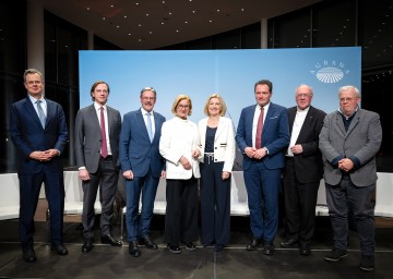 Abendpanel im Rahmen des „Vienna Soil Dialogue“ (v.l.) Keynote Speaker Harald Katzmair (FAS Research), AGRANA-CEO Stephan Büttner, Erwin Hameseder (Raiffeisen-Generalanwalt), Landeshauptfrau Johanna Mikl-Leitner, Moderatorin Maria Salomon, Bundesminister Norbert Totschnig, Diözesanbischof Alois Schwarz und Journalist Christian Wehrschütz.