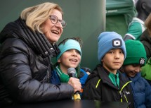 Landeshauptfrau Johanna Mikl-Leitner mit jungen Fußballtalenten bei der Eröffnung des Rapid Fanshops in St. Pölten.