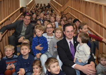 Landeshauptfrau Johanna Mikl-Leitner (Mitte), Bürgermeister Stefan Schmuckenschlager (rechts vorne) und Landtagsabgeordneter Christoph Kaufmann (links) inmitten von Kindern bei der Eröffnung des neuen Kindergartens in Kritzendorf.